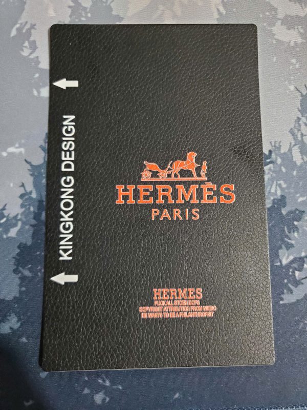 Skin Da 3M Mẫu - Hermes Dark Nền Đen Chữ Đỏ - Hình ảnh 5